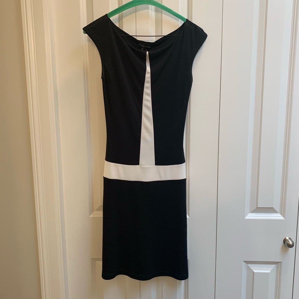 Super flattering black & white dress